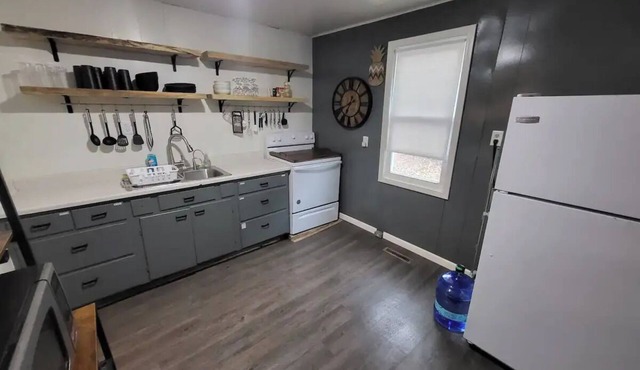 Comfy Cozy Cottage - Charming 2-bedroom, centrally located in the Hub City