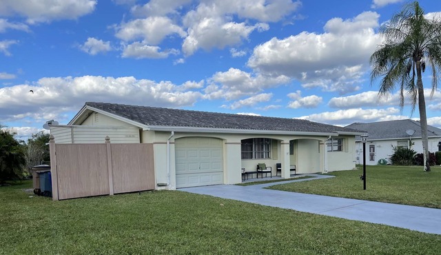 Comfy cozy home in Lehigh Acres. Quiet neighborhood, bring the family.
