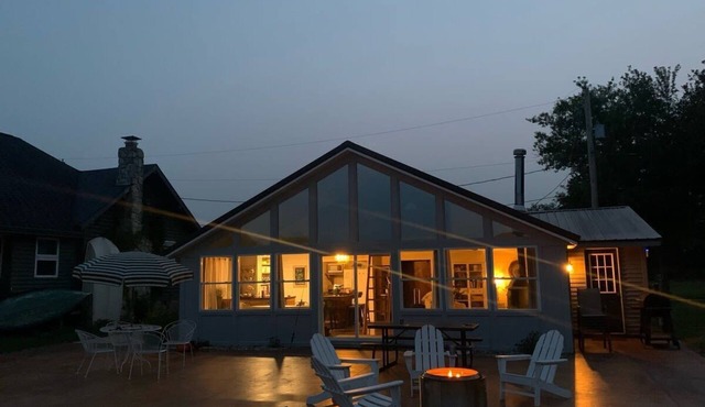 Comfy & Cozy Lakefront Cottage