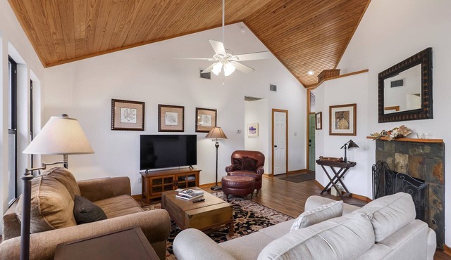 Comfy, cozy, private 2 bedroom home in Zilker.