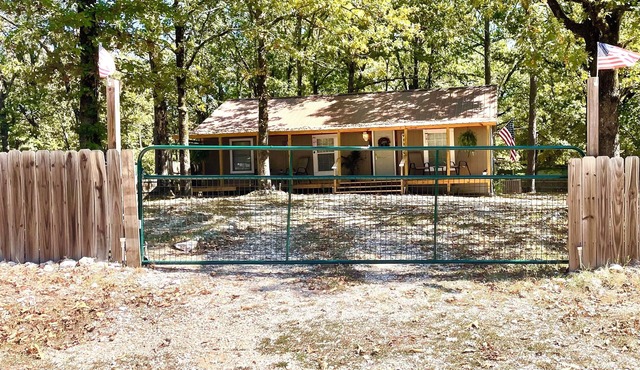 “Comfy Cozy Rental Cabin” just minutes from the North end of Lake Quachita.