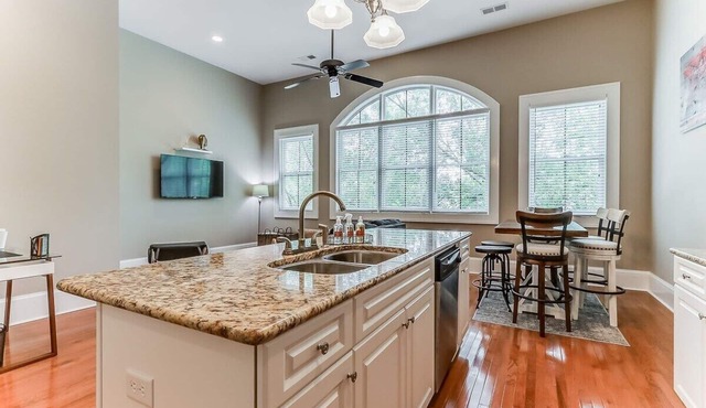 Comfy-Cozy-Walk to Forsyth Park-King Beds