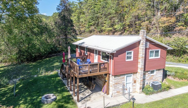 Comfy Creekside Getaway in Eagle Rock, VA on Craig Creek, near the James River