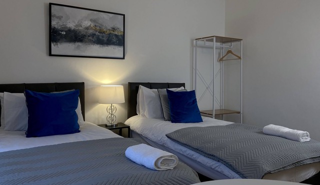 Comfy double room close to Heathrow airport