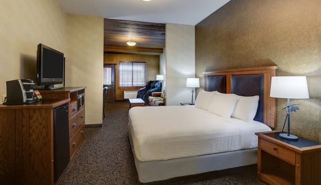 Comfy Expanded King Lodge, Whirlpool, Stoney Creek Sioux, Parking
