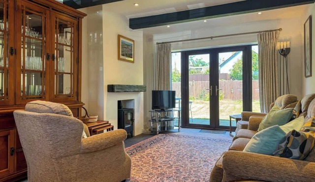 Comfy Family Home | Big Garden + 2-Car Driveway