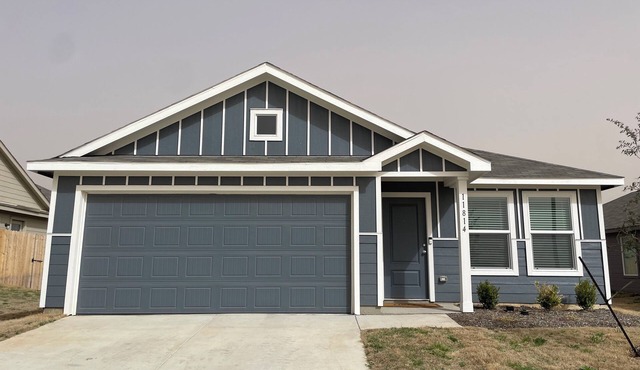 Comfy Family Home w/4 rooms, WiFi, Office & Community Pool, in Rhome