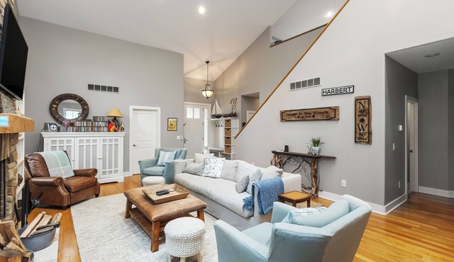 Comfy Family Home, Walk to Harbert Beach!