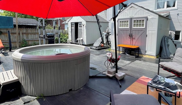 Comfy Flat | Hot Tub + Games