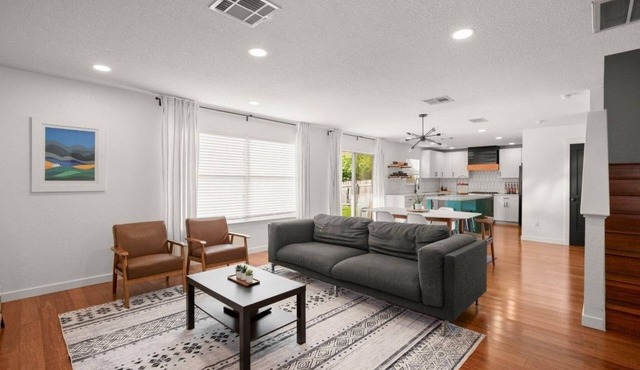 Comfy gathering space in NE Austin with fantastic HOA amenities.