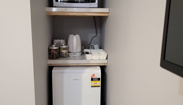 Comfy Ground-floor Ensuite Double Bed Room in welcoming Windsor with WiFi, AC