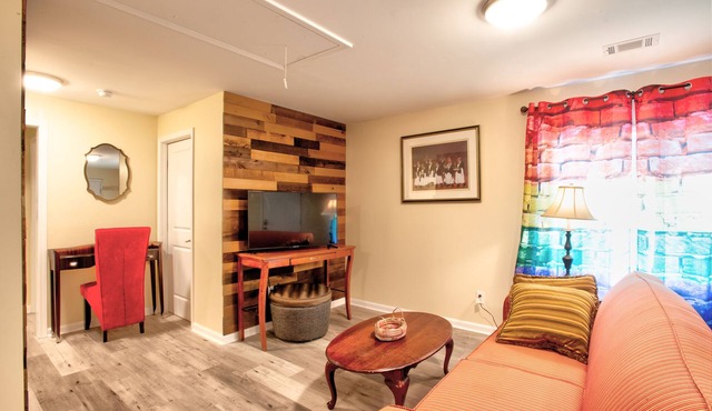 COMFY HIDE-OUT (SLEEPS 6)