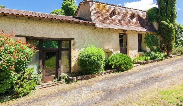 Comfy Holiday Home in Bourgnac with Swimming Pool