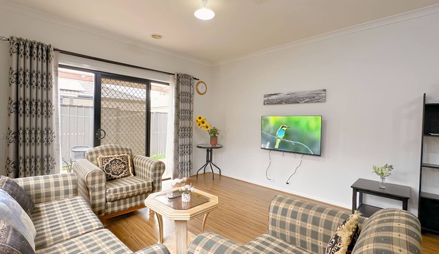 Comfy home/Airport/Shopping/Playground Nearby/Evaporative Cooler