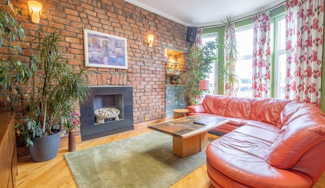 Comfy Home in Central Hamilton, nr. Glasgow, Scotland. Train Station 4 min Walk