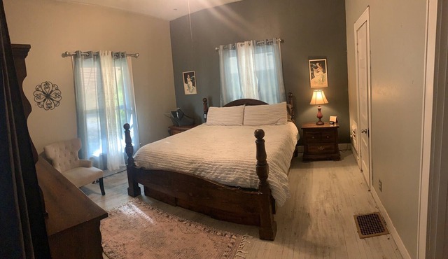 Comfy home in historic district walking distance to museum, Food, & Shopping