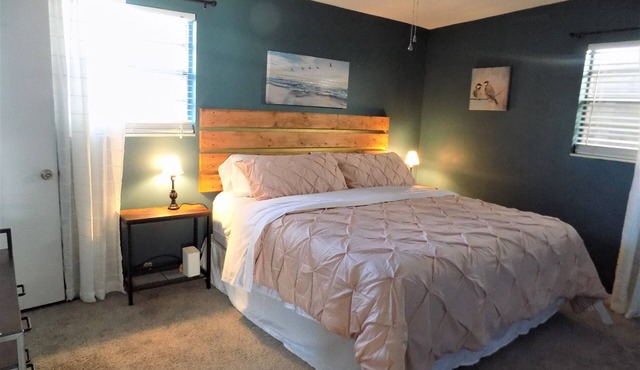 Comfy home in safe neighborhood, close to the airport shopping dinning and more!