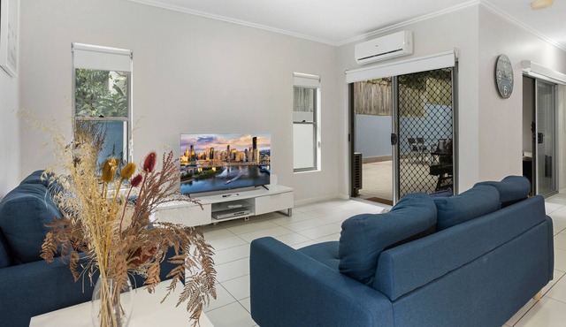 Comfy Home in the Hub of the City