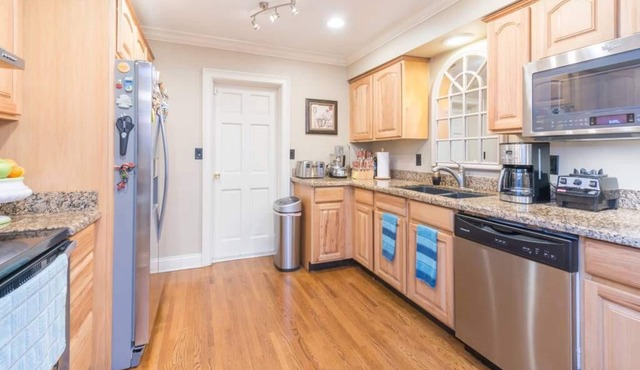 Comfy Home in Winter Park, can accommodate up 6 guests!