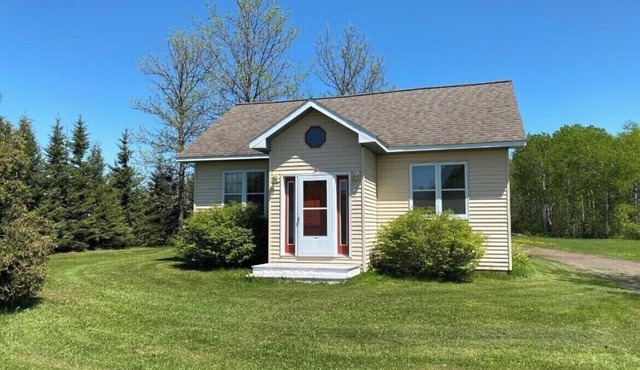 Comfy home on ORV/Snowmobile trail system and a perfect view of Lake Gogebic!