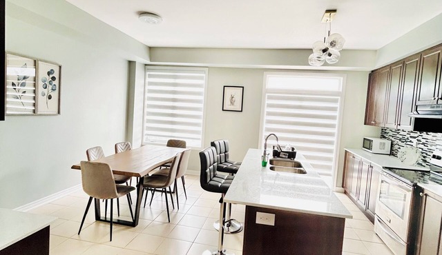 Comfy home sleeps 13+ guest with wifi &parking Netflix
