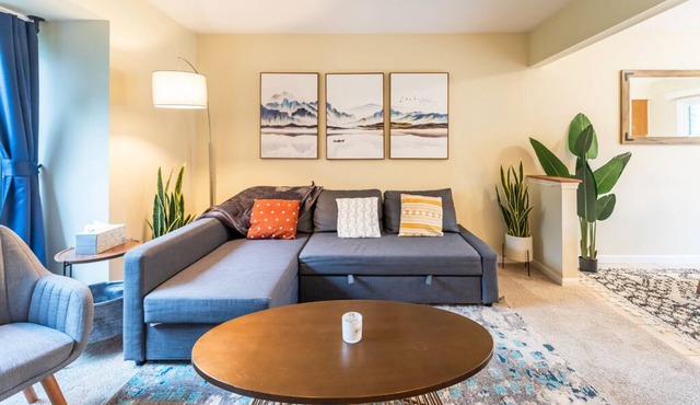 Comfy Home w/Lots of Light, Close to Big House!