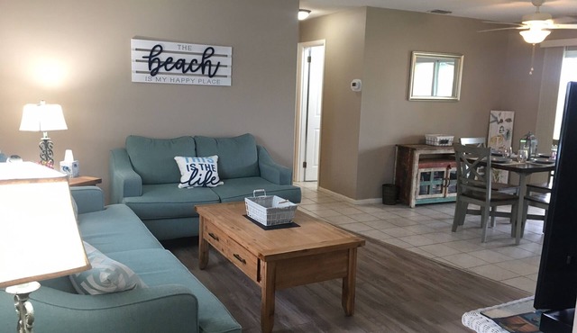 Comfy home w/screened in lanai, near golf, shops, 5 miles to beautiful beaches!