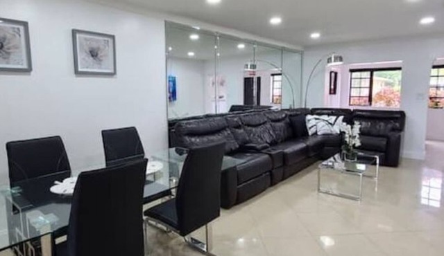 Comfy home well located 10 min to Hollywood beach!