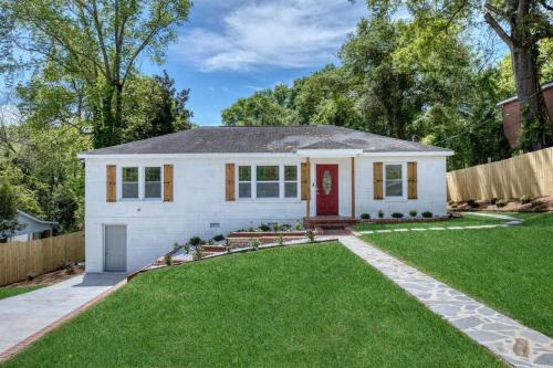 Comfy Home with Playground near Ft Benning!