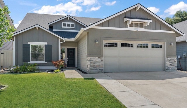 Comfy “Idahome” just minutes from downtown Eagle. A perfect 3BR family gem!