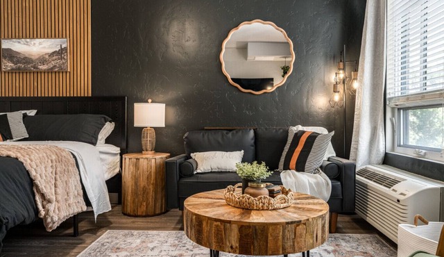 Comfy King Bed, Hot Tub, Coffee Bar, Gym