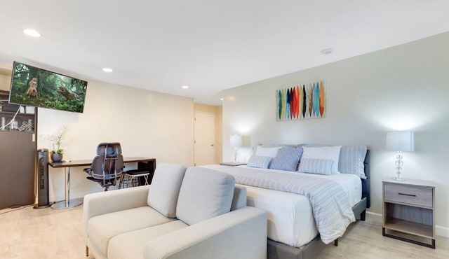 ♛ Comfy King Bed, Jacuzzi Tub<15 mile Disney, Private Entrance & Gated Parking ★
