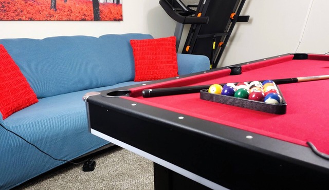 Comfy King Private Suite Near UMD BWMC & BWI with Pool Table and Treadmill.