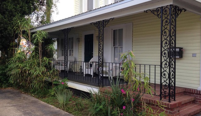 Comfy King, queen pullout, relaxing front Porch, Short Walk To Downtown