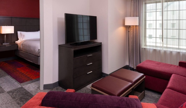 Comfy King Suite. Free Breakfast Buffet. Outdoor Pool.