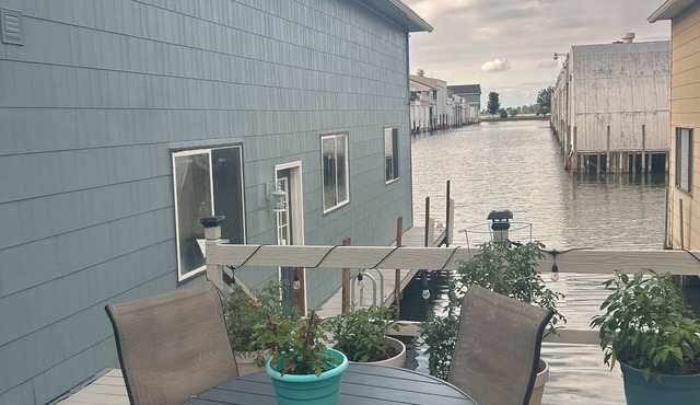 Comfy lake home on the water mins from cp, sports force, downtown and the jet