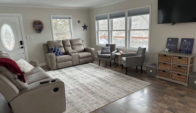 Comfy lake view home, sleeps 12+. Lake access, great for teams & large families.