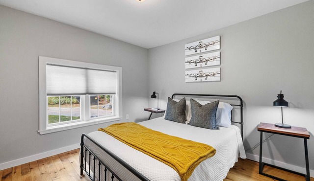 Comfy Large Bungalow - 4 Bed 1BA On Private Pond