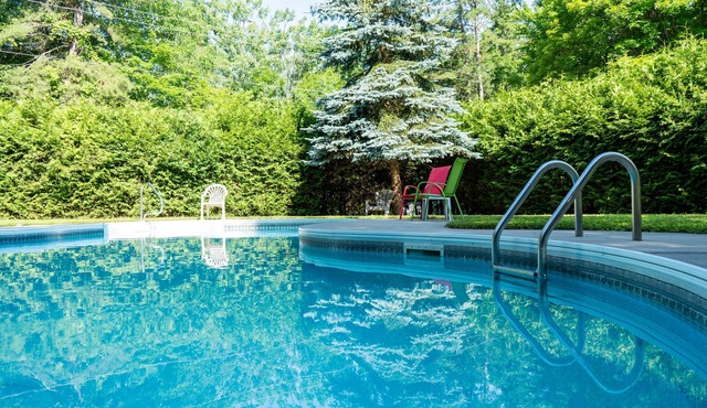 Comfy Loft Cottage in Sharbot Lake with Outdoor Pool and Lake Access