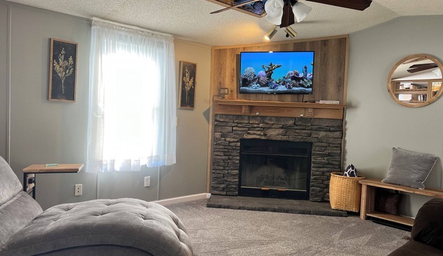 Comfy Mobile Home located minutes from restaurants and venues.