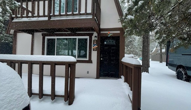 Comfy Modern Big Bear Cabin less than 15 mins from ski/board slopes & village