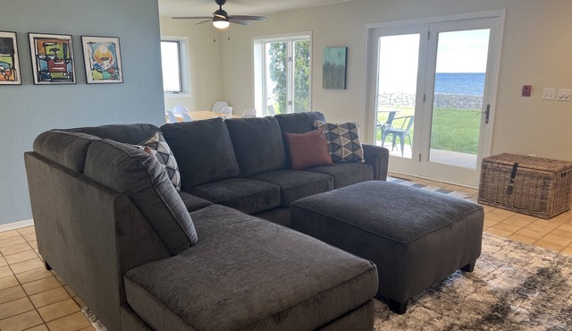 Comfy modern condo, right on Lake Michigan. Perfect couples getaway! No aircon
