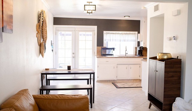 Comfy Modern Mojave Condo w/Full Kitchen. Perfect for Pitstoppers & Long Term