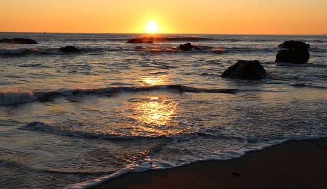 Comfy Neighborhood Ocean View Home, w/ Hot Tub--Just Steps to Beach (No Parties)