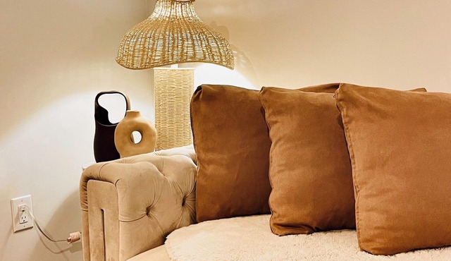 Comfy Neutral Living/Modern/Free Parking