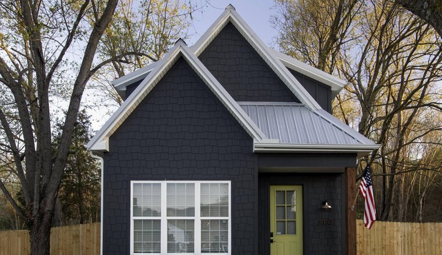 Comfy, new cottage minutes from university campus, Dickson Street/downtown.