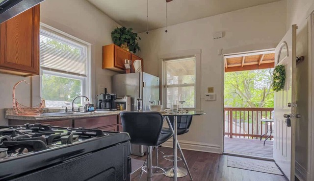 Comfy One-Bedroom Apt with Parking & Desk