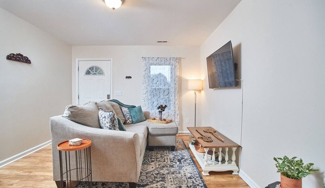 Comfy Peaceful Cottage in Historic Downtown Apex!