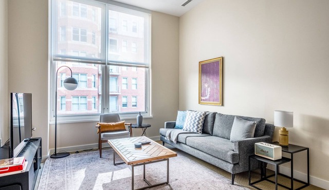 Comfy Penn Quarter 2BR w/Gym, Pool, nr. National Mall, by Blueground