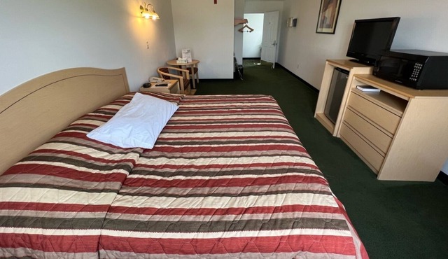 Comfy Petite Single King Suite in a Friendly Town!